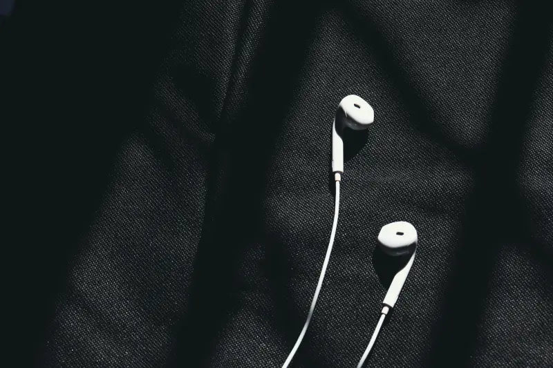 Pakai Earphone Kabel atau TWS, Mana yang Lebih Minim Risiko Infeksi Telinga?