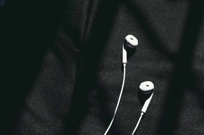Pakai Earphone Kabel atau TWS, Mana yang Lebih Minim Risiko Infeksi Telinga?